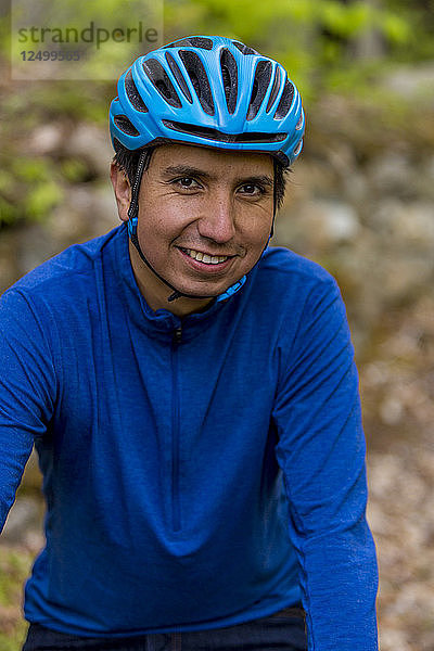 Porträt eines Mannes beim Mountainbiking auf einem Waldweg in der Nähe von Stonehouse Pond  Barrington  New Hampshire