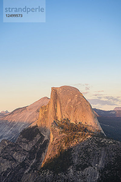 Blick auf den Half Dome vom Glacier Point aus bei Sonnenuntergang. Yosemite  CA  USA.