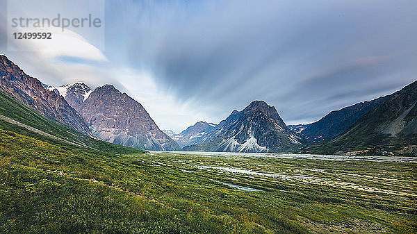 Berglandschaft im Lake Clark National Park und Naturschutzgebiet in der Nähe des Turquoise Lake  Alaska  USA