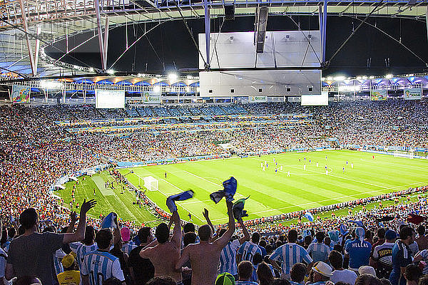 Fußballfans jubeln während eines Fußballspiels im Maracana-Stadion
