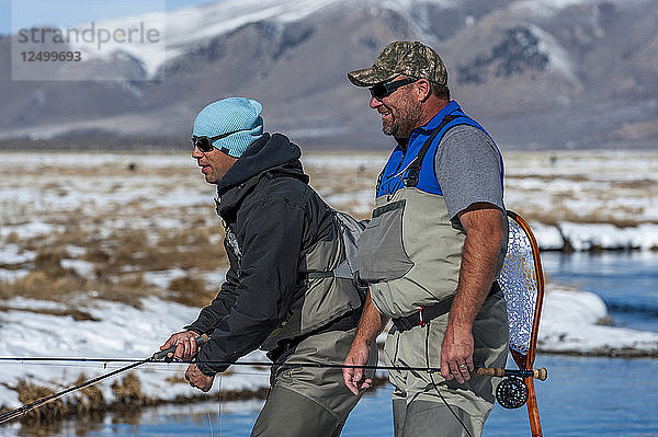 Zwei Angler beim Fliegenfischen am Upper Owens River