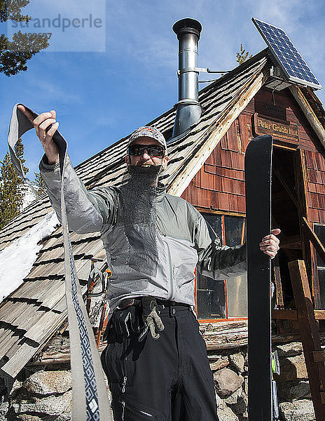 Skifahrer beim Anbringen von Steigfellen vor der Peter Grubb Ski Hut  Sierra Nevada