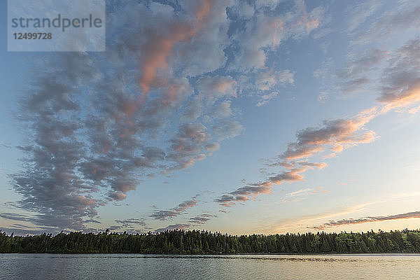 Wolken über dem Long Pond in den nördlichen Wäldern von Maine in der Nähe des Appalachian Trail