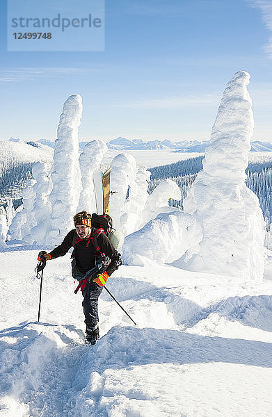 Männliche Skifahrer Wandern auf verschneiten Landschaft in Whitefish  Montana  USA