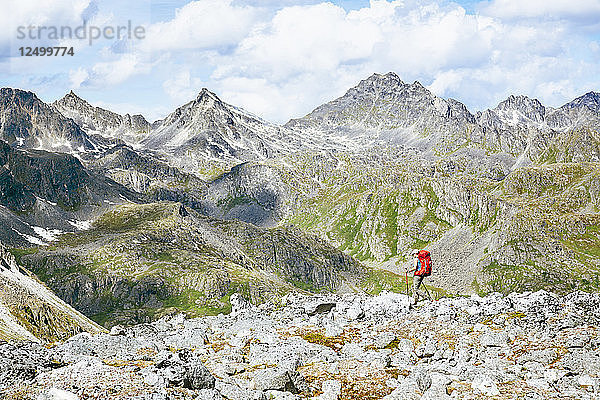 Eine Frau Wandern auf felsigen Landschaft in Talkeetna Range in Alaska  Usa