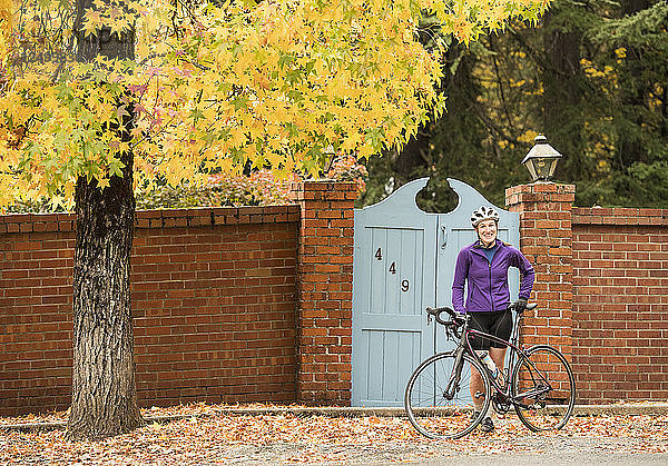 Herbstszene mit einer Frau auf einem Fahrrad in Nevada City