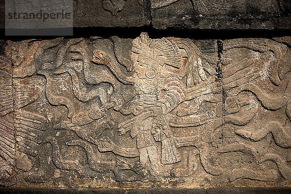 Das Bild eines toltekischen Kriegers mit einer Schlange im rechten Arm  der mit der linken Hand einen menschlichen Kopf hält  wird in der Maya-Stadt Chichen Itza  Halbinsel Yucatan  Mexiko  gezeigt.