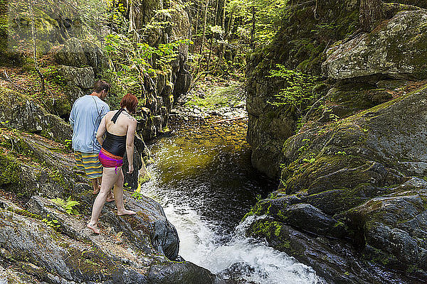 Ein Paar erkundet die Screw Auger Falls auf dem Gulf Hagas Brook Appalachian Trail