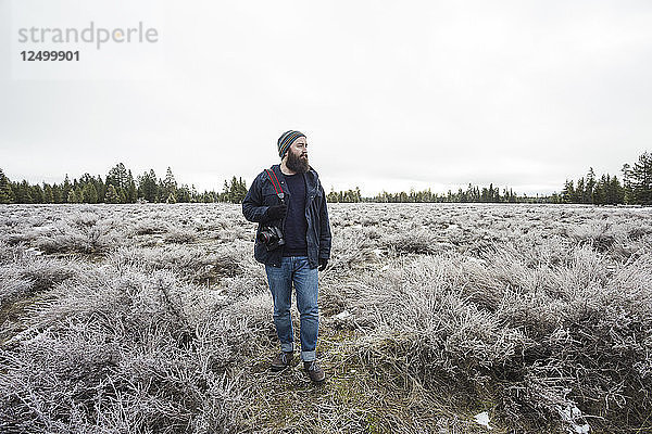 Hipster-Fotograf mit Kamera  der die Natur in Oregon genießt.