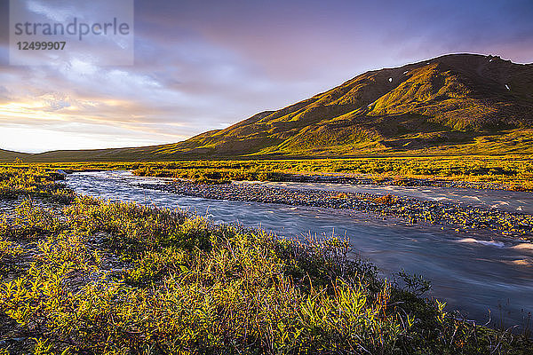 Ein Fluss bei Sonnenuntergang im Lake Clark National Park und Naturschutzgebiet  Alaska  USA