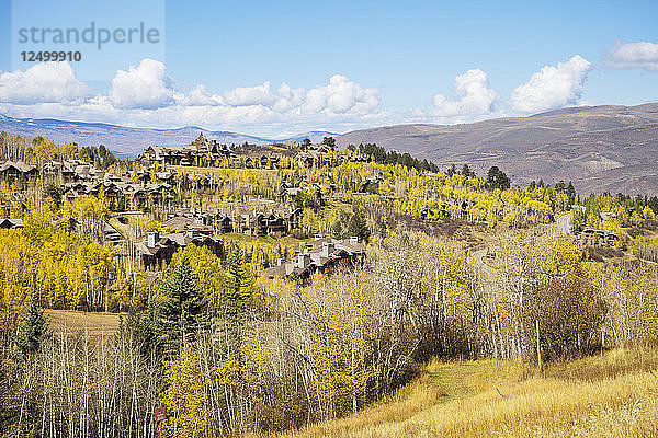 Haus und goldenes Herbstlaub auf der Bergseite von Bachelor Gulch  Colorado