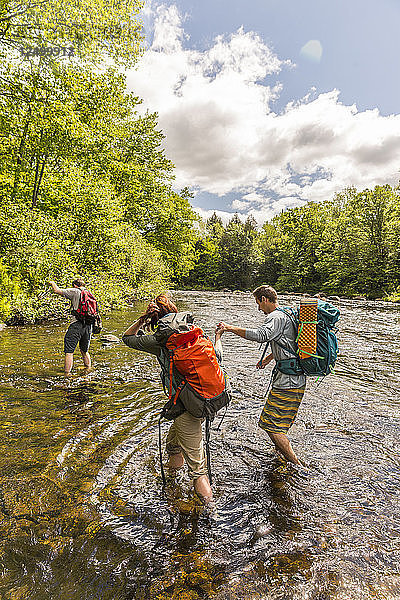 Wanderer Ford The Pleasant River beim Wandern auf dem Appalachian Trail