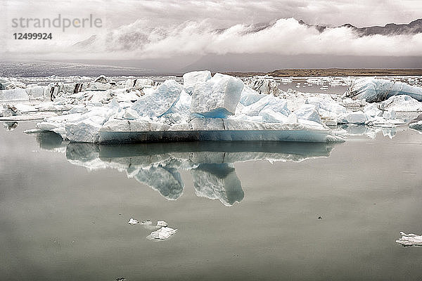 Blick auf die Eisberge von Jokulsarlon  Island