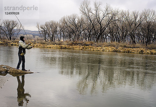 Die Naturschützerin und Schriftstellerin Rachel Shockley fischt mit der Fliege am San Juan River unterhalb des Navajo-Damms im kürzlich wiederhergestellten 80-Morgen-Hammond-Trakt  der bei Anglern sehr beliebt ist.