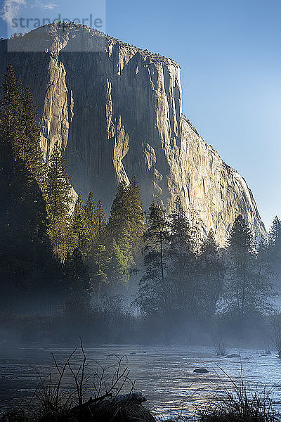 Blick auf das Yosemite Valley bei Sonnenaufgang. CA  USA.