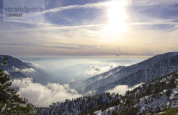 Sonnenlicht über den San Gabriel Mountains  gesehen vom Devils Backbone auf dem Mt Baldy.