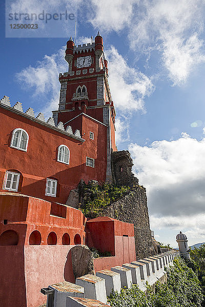 Die bunten Türme und die Architektur des Schlosses im Park und Nationalpalast von Pena in Sintra  Portugal