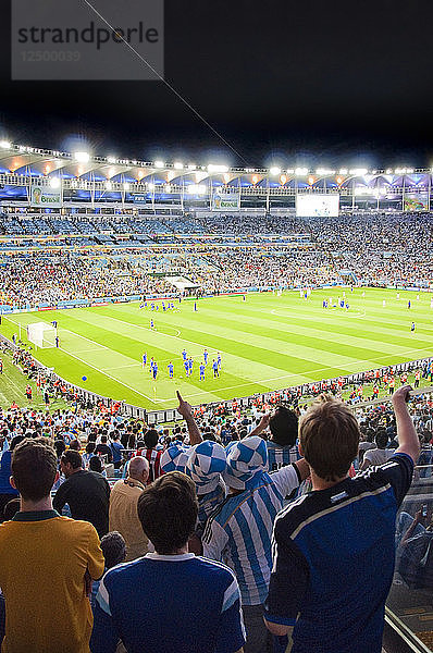 Fußballfans jubeln im Maracana-Stadion in Rio De Janeiro  Brasilien