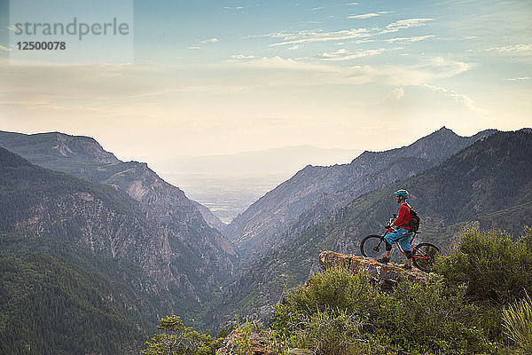 Brandon Peterson hält auf halber Strecke im American Fork Canyon  Utah  für einen Überblick an.