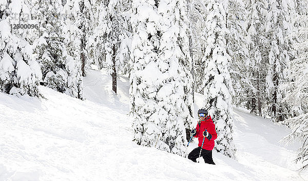 Eine Skifahrerin genießt einen Powder-Tag im Whitefish Mountain Resort