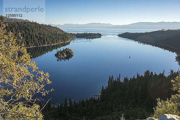 Atemberaubend ruhige Gewässer der Emerald Bay  Lake Tahoe.