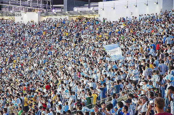 Überfüllte Fußballfans im Maracana-Stadion in Rio De Janeiro  Brasilien