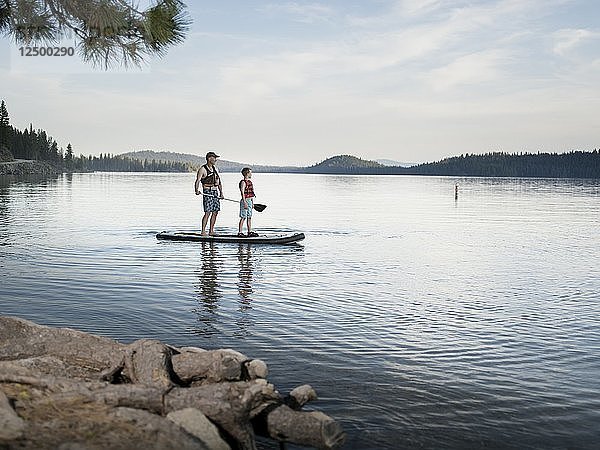 Vater und Sohn beim Paddeln auf dem Payette Lake