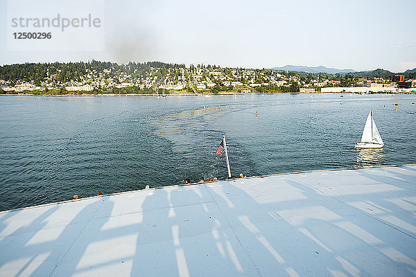 Schatten spiegeln sich auf dem Deck der Alaska State Ferry beim Verlassen des Hafens von Bellingham  Washington