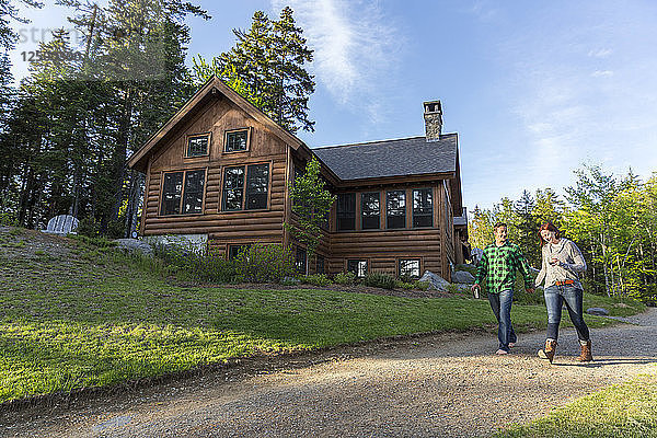 Ein junges Paar geht zu Fuß zu seiner Hütte in der Gorman Chairback Lodge des Appalachian Mountain Club