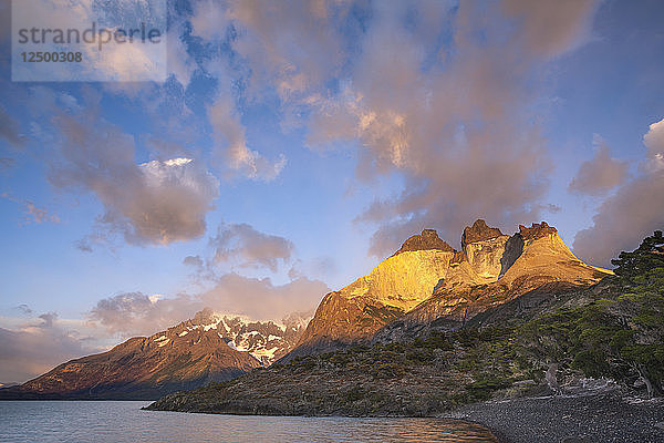 Die Cuernos de Paine und der Lago Nordenskj?ld bei Sonnenaufgang im chilenischen Nationalpark Torres del Paine.