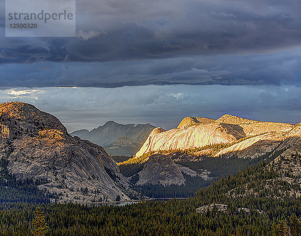 Stürmisches Sonnenlicht über dem Tenaya Lake entlang der Tioga Pass Road  Yosemite National Park