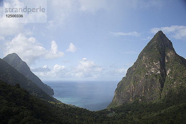 Landschaftsansicht von zwei Pitons in St. Lucia