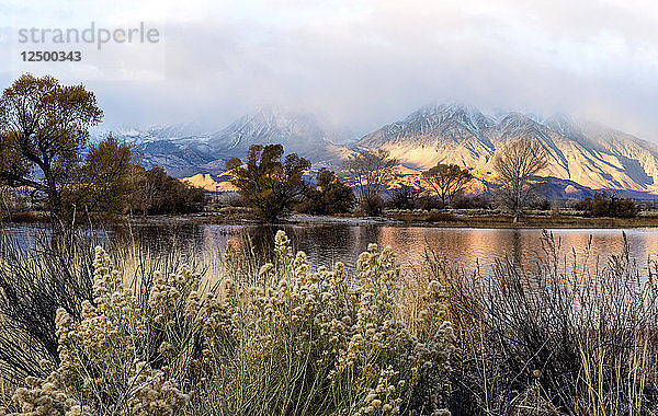 Scenic View of Farmers Pond während des Sonnenaufgangs in der Sierra Nevada