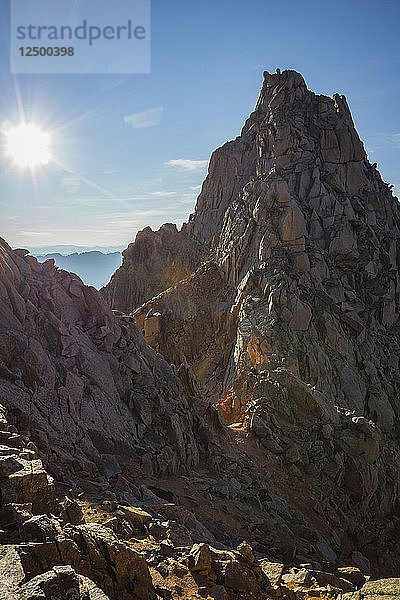 Sonnenlicht scheint über den Berg Sunlight Peak