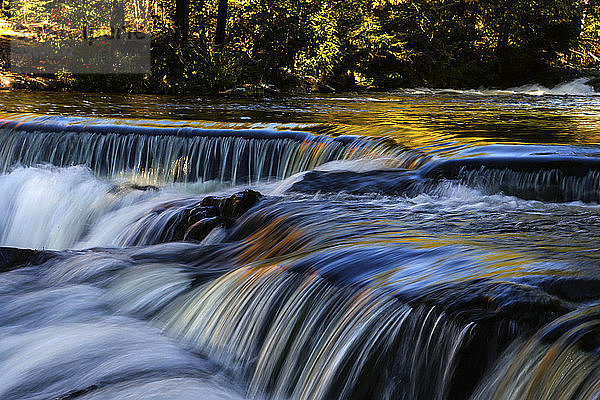 Herbstblätter spiegeln sich im Wasser der Bond Falls am mittleren Arm des Ontonagon River in Paulding  Michigan.