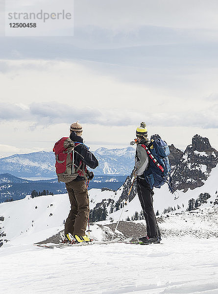 Zwei Skifahrer in der Nähe des Gipfels von Castle Peak in der Sierra Nevada  USA