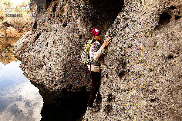 Ein männlicher Kletterer arbeitet sich durch die Rock Pool Querung im Malibu Canyon State Park in Malibu  Kalifornien