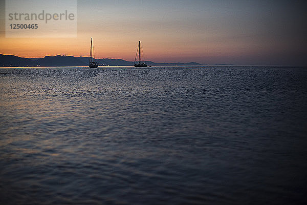 Segelboote bei Sonnenaufgang in Cala Goloritz?®  Sardinien  Italien.