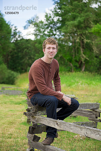 Abschlussporträt eines jungen Erwachsenen in der High School in einem Naturpark in Oregon.