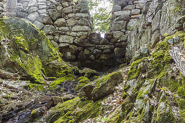 Die Überreste eines alten Steinmühlendamms am Ausgang des Page Pond in Meredith  New Hampshire  USA