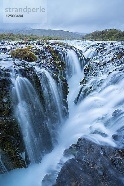 Ein einzigartiger Wasserfall  der in eine alte vulkanische Verwerfung stürzt  die in Island als Br??arfoss bekannt ist.
