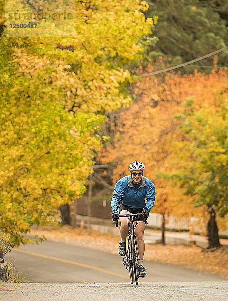 Herbstszene mit einer Frau beim Radfahren in Nevada City