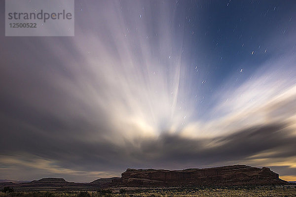 Nächtliche Wolken über einem Tafelberg in Süd-Utah