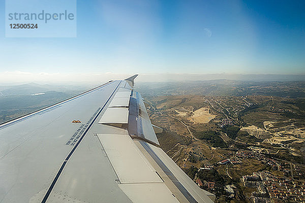 Ein Blick aus dem Fenster eines Flugzeugs  das nach Lissabon  Portugal fliegt