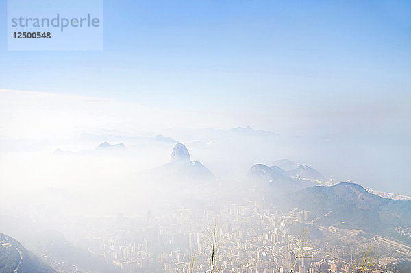 Stadtsilhouette von Rio de Janeiro im Nebel