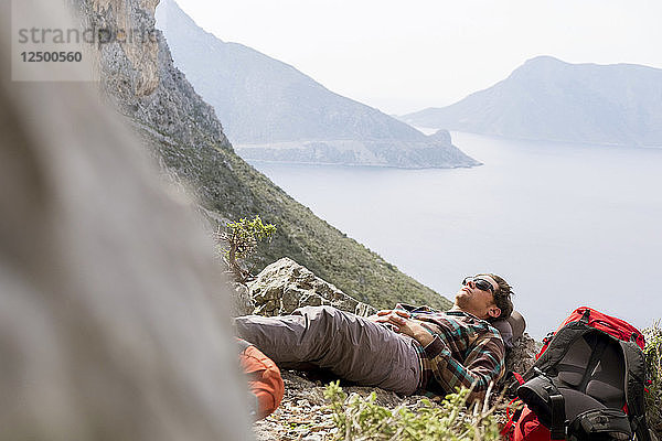 Ein Mann beim Entspannen am Felsen  Kalymnos