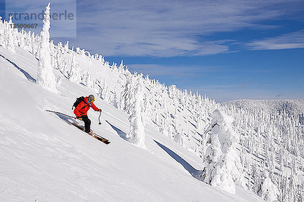 Männliche Skifahrer Skifahren auf verschneite Landschaft in Whitefish  Montana  Usa