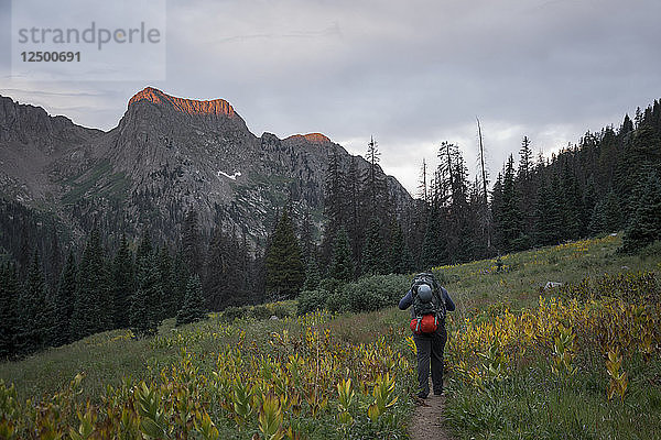 Mann wandernd auf dem Pfad in Chicago Basin