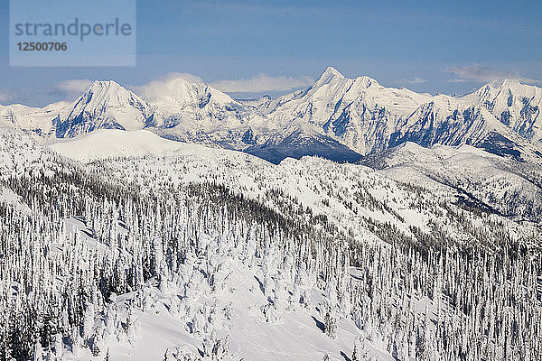 Hoher Blickwinkel auf den Glacier National Park vom Gipfel des Whitefish Mountain Resort