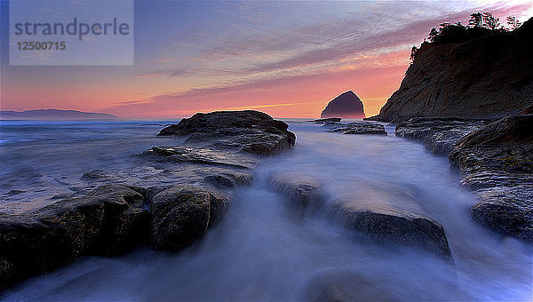 Felsige Küstenlinie bei Sonnenuntergang  Cape Kiwanda  Oregon  Vereinigte Staaten